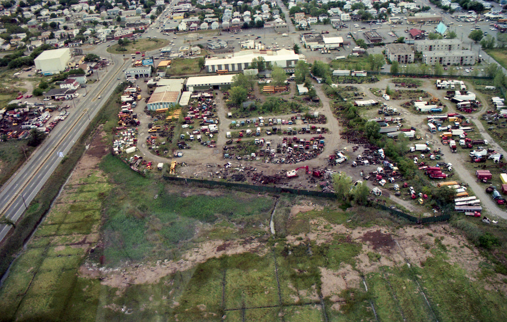 2. Weighing⁢ the ‌Drawbacks of​ Selling to Junkyards: Considering the Downsides and Impact on the Environment